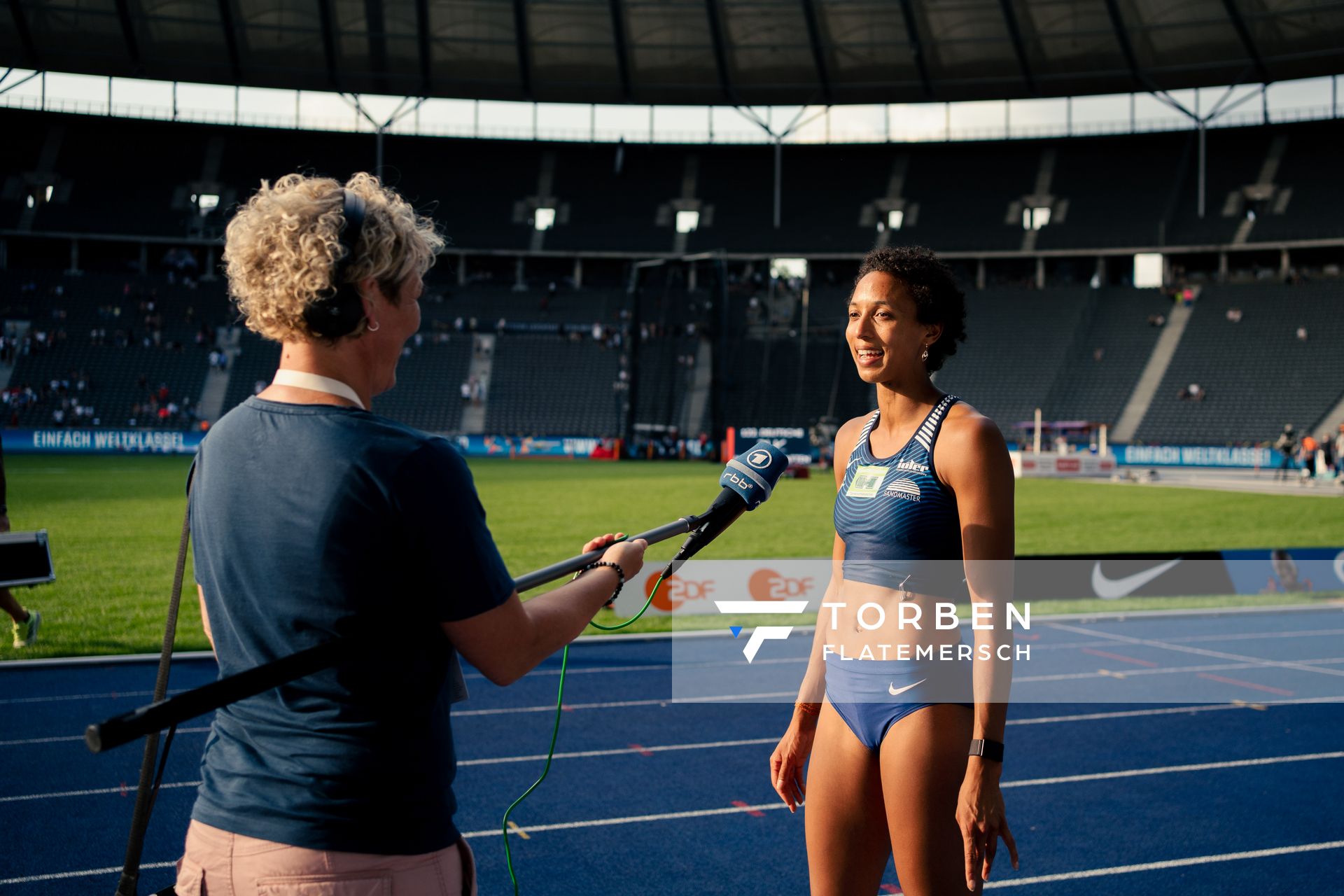 Malaika Mihambo (LG Kurpfalz) im ARD Interview waehrend der deutschen Leichtathletik-Meisterschaften im Olympiastadion am 26.06.2022 in Berlin